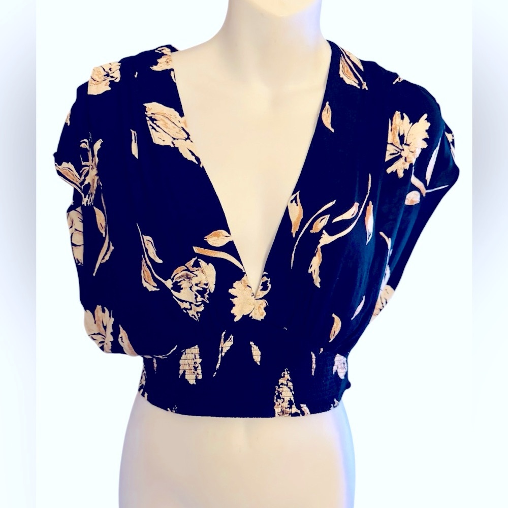 Free People Black and Cream Flutter Sleeve Crop Blouse - Picture 1 of 9